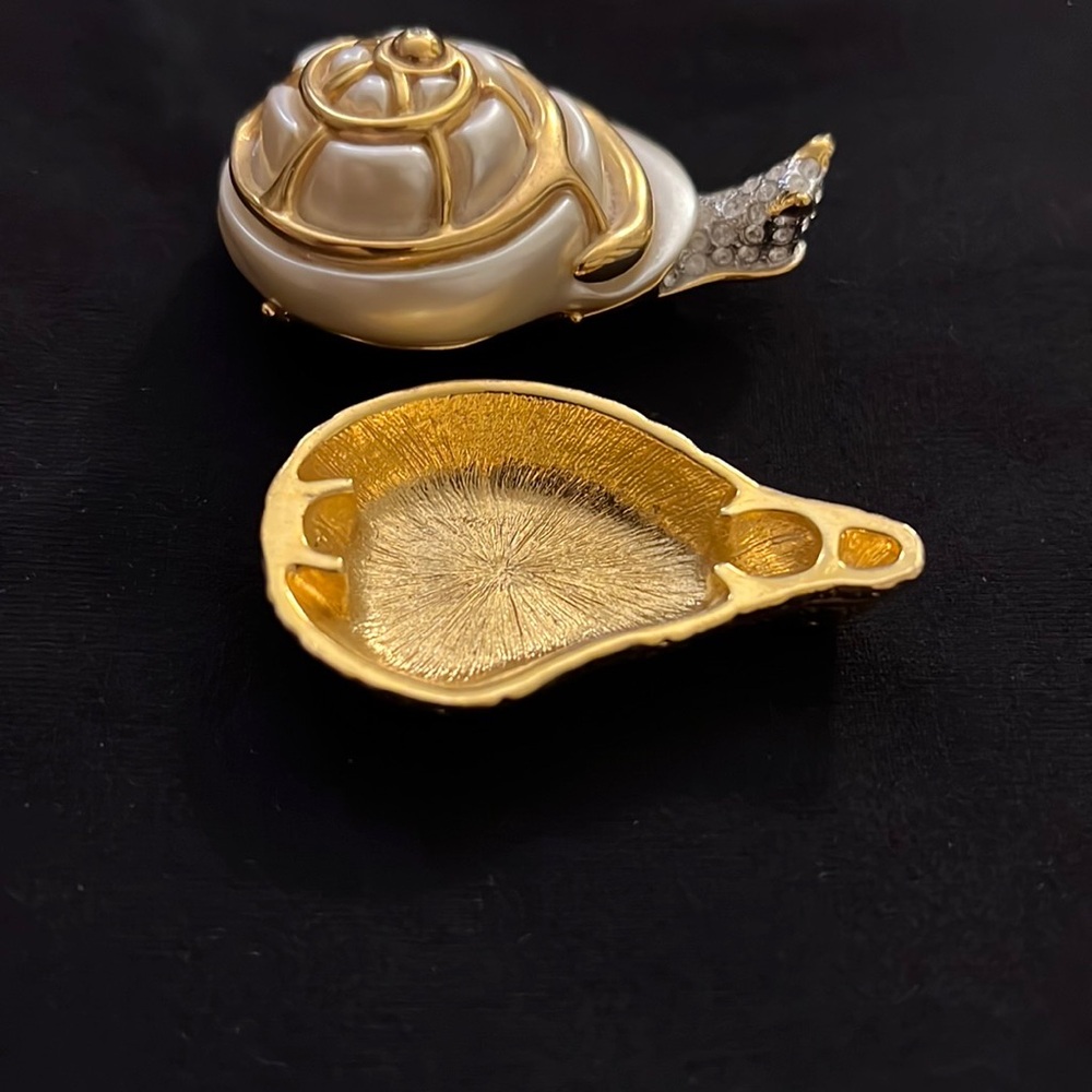 Elegant Gold and Cream Snail Brooch